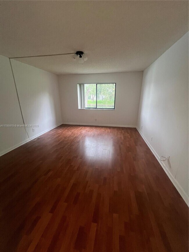 Foto del edificio - 440 Lakeview Dr