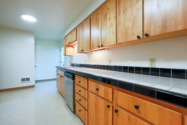 Building Photo - Chic, Updated Mid-Century Townhouse!