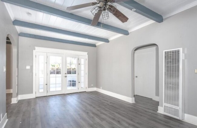 Building Photo - 1027 N Martel Ave