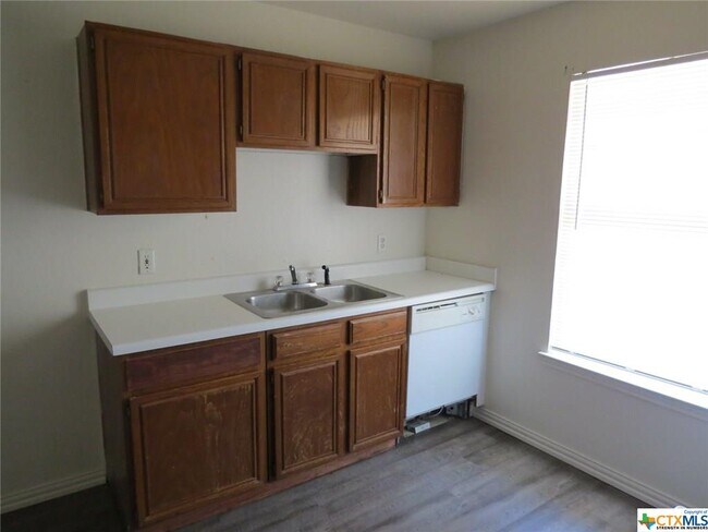 Building Photo - 1602 Benttree Dr