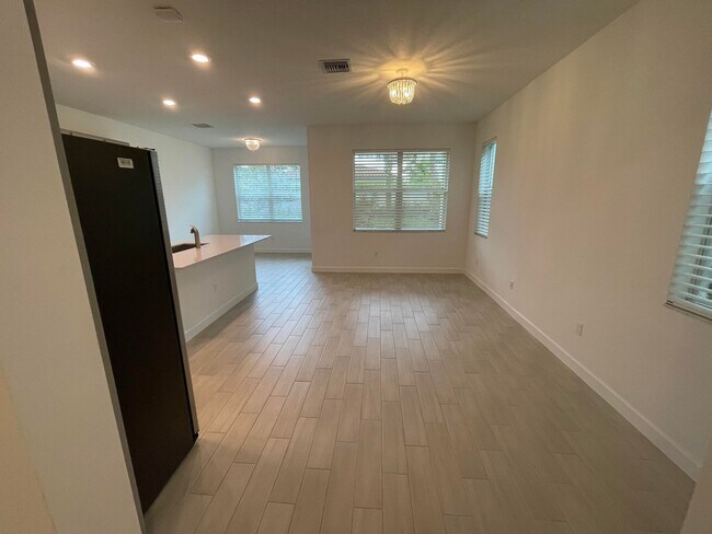 Building Photo - 4981 Navali Dr