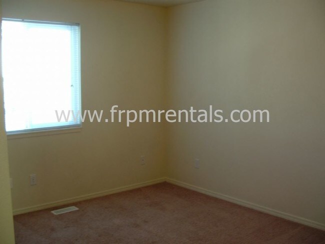 Building Photo - Cute 2 Bed, 1.75 Bath Lower Level Apartment