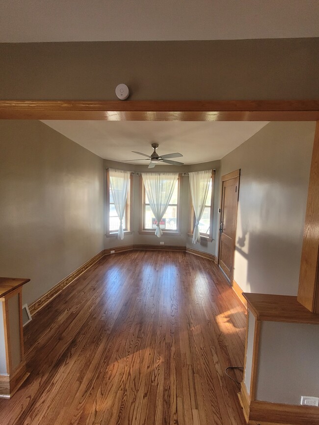 Living room - 3025 W Wellington Ave