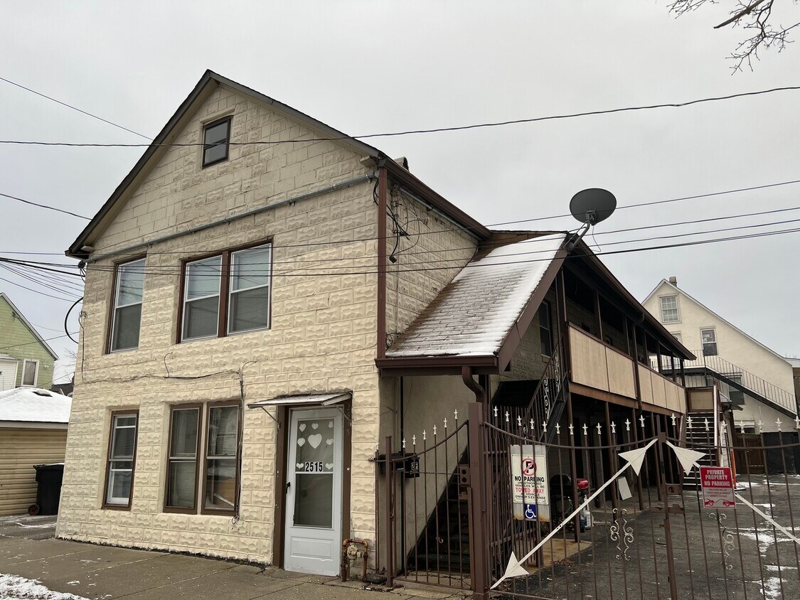 Primary Photo - 2515 W 42nd St