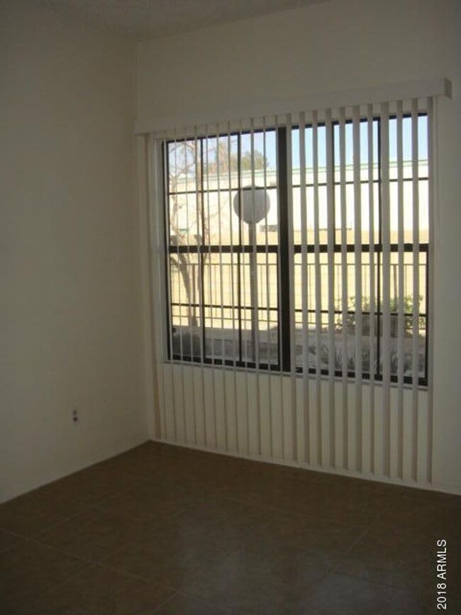 Foto del edificio - 2 BEDROOM 1 BATH DOWNSTAIRS UNIT WITH 1 CA...