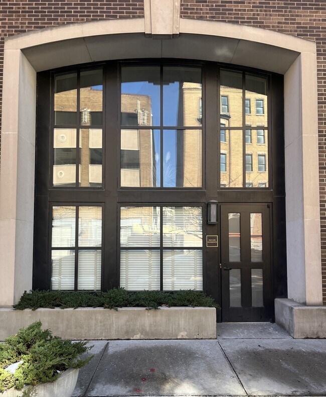Building Photo - 350 N Meridian St