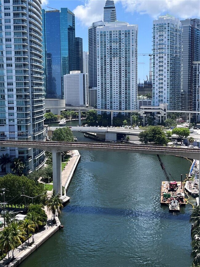 Foto del edificio - 185 SW 7th St