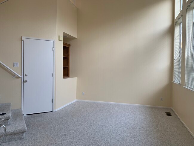 Building Photo - 350 Montecito Way