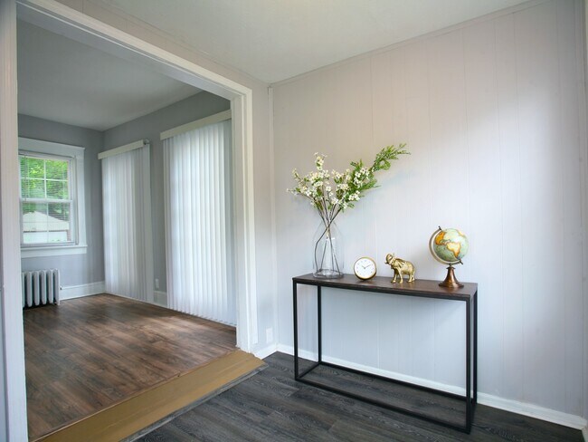 Foto del edificio - 3 Renovated Story 4 Bed - 2.5 Bath Colonial available for Rent