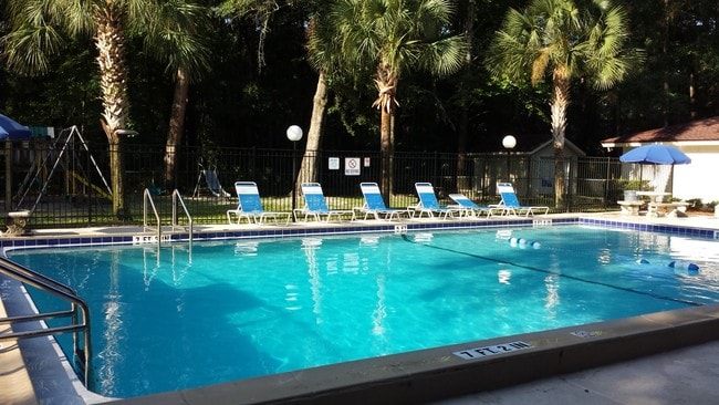 Creekwood Pool - Creekwood Apartments