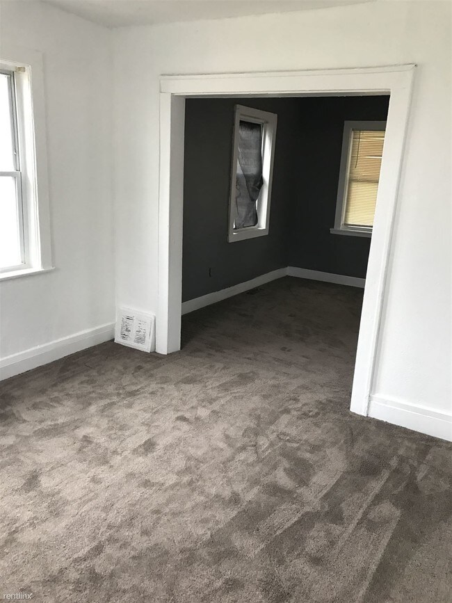 Building Photo - 484 Harper St