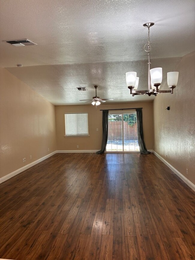 Foto del edificio - 1741 Wildflower Cir