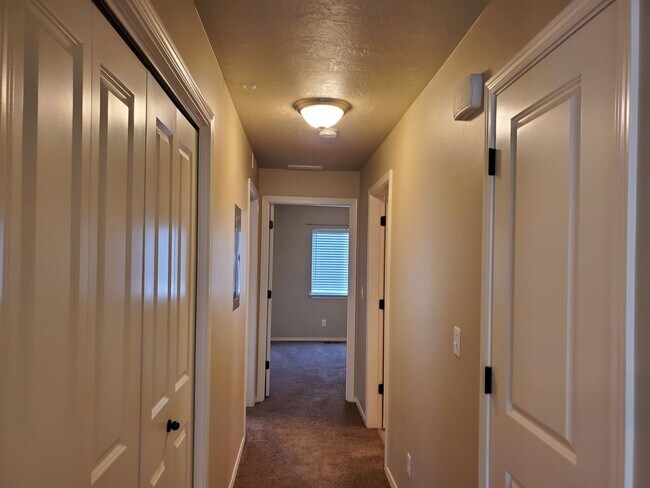 Building Photo - 1521 W Alexandra Ln