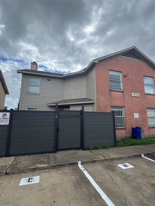 Foto del edificio - 12700 Leader St