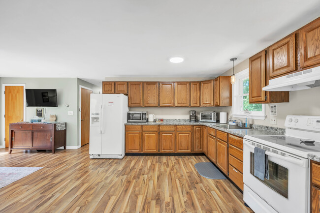 Kitchen - 197 Toddy Pond Rd