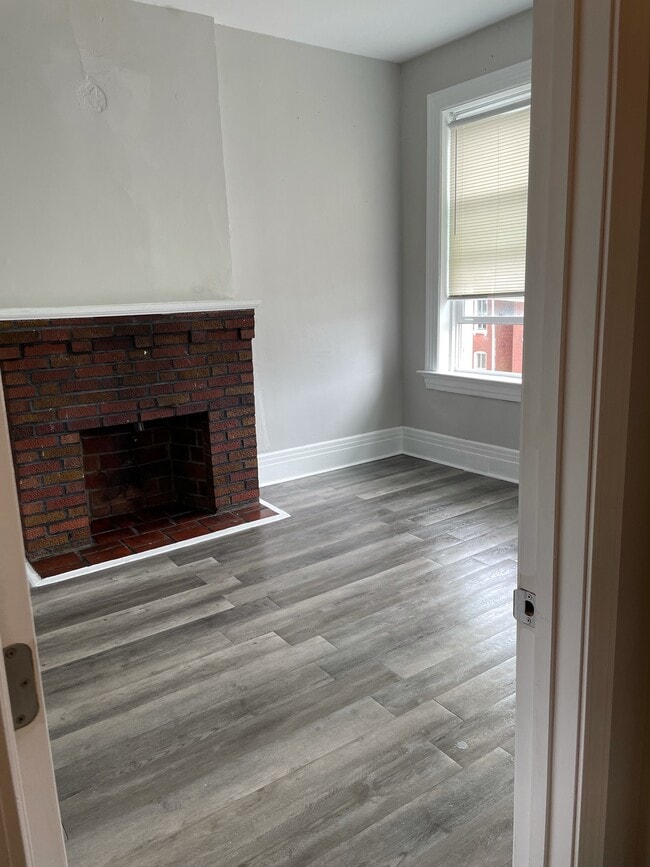 Building Photo - 2127 Chippewa St