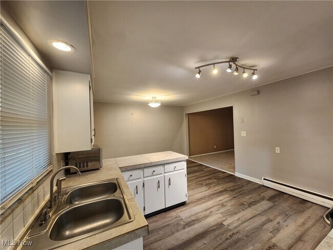 Building Photo - 3032 Englewood Dr