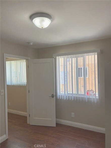 Foto del edificio - 628 W 59th Pl