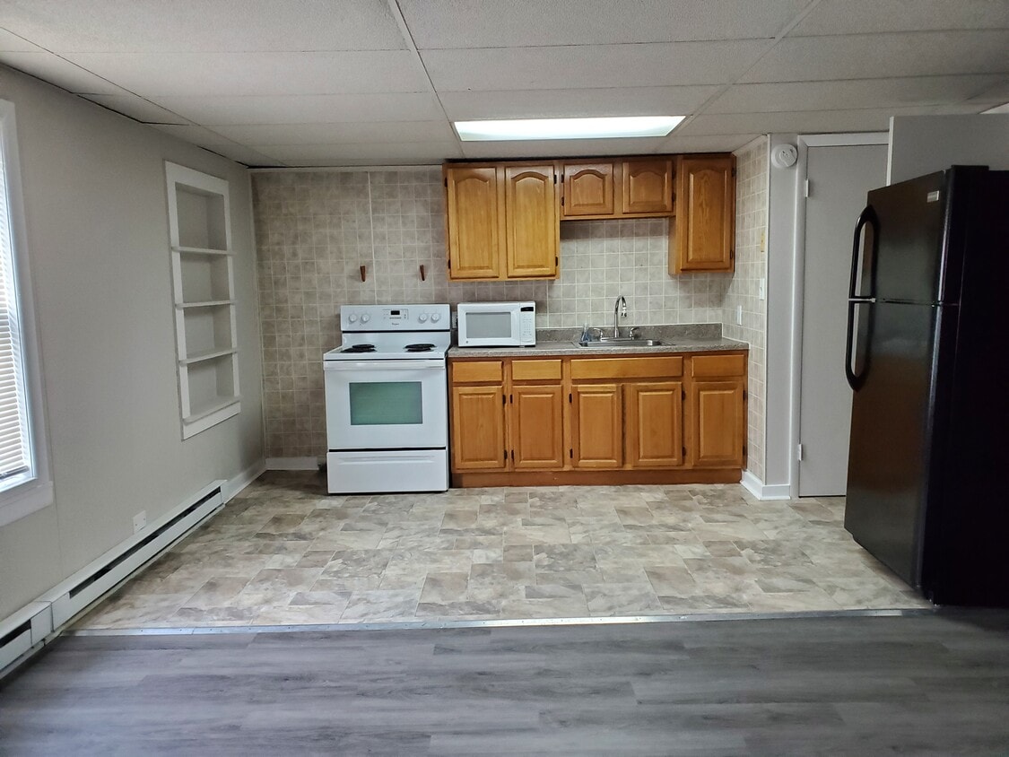 Primary Photo - 20 W Maple St