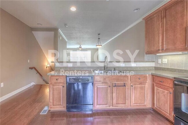 Foto del edificio - 3 Bedroom / 3.5 Bath Townhouse Near KU MED -  Available in August