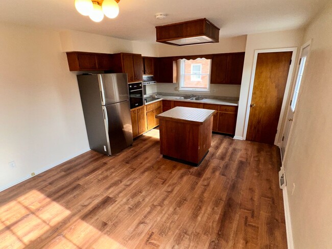 Foto del edificio - Lovely 3 BR House! Attached Garage, Hardwo...