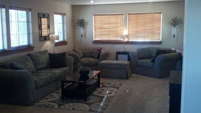 Building Photo - 147 Dogwood Dr