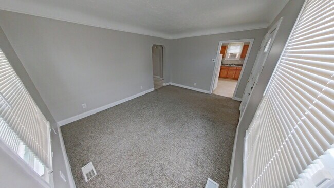 Building Photo - "4-Bedroom Home on Maple Street – Cozy Living Awaits in Roseville!"