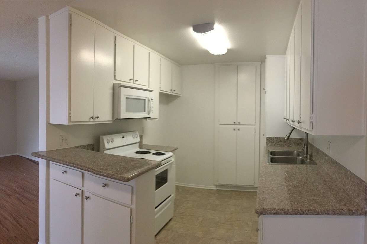 Building Photo - 20317 Saticoy St