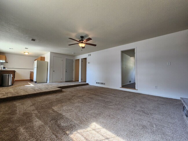 Building Photo - 2 Bed 1 Bath Duplex