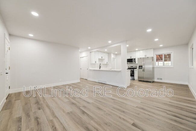Building Photo - 1350 Troy St