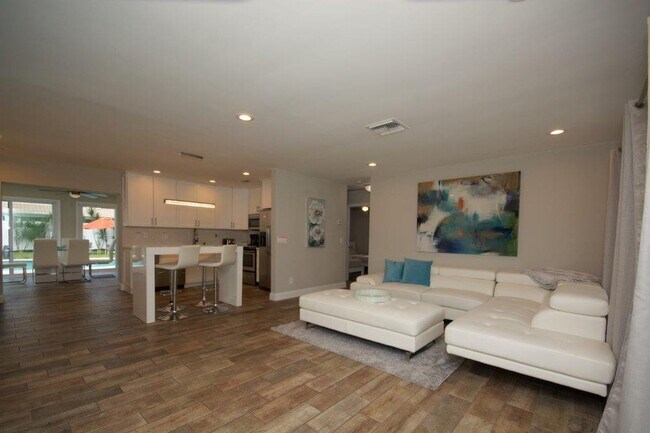 Foto del edificio - Step Into Sunshine: Modern Charm Meets Coa...