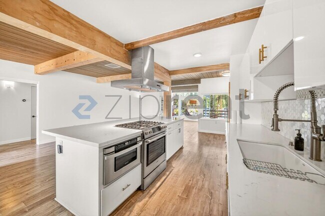 Foto del edificio - 5775 W 74th St