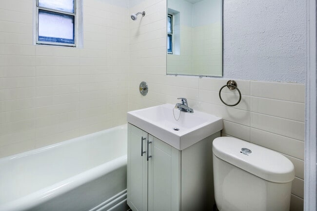 Building Photo - 115 Eglinton Ave W