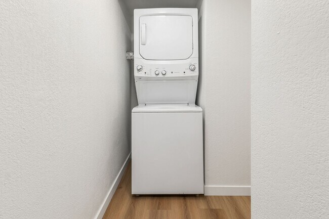 Foto del edificio - NEW Remodeled and furnished, 4 bed 3 bath available September 2026 to May 2027