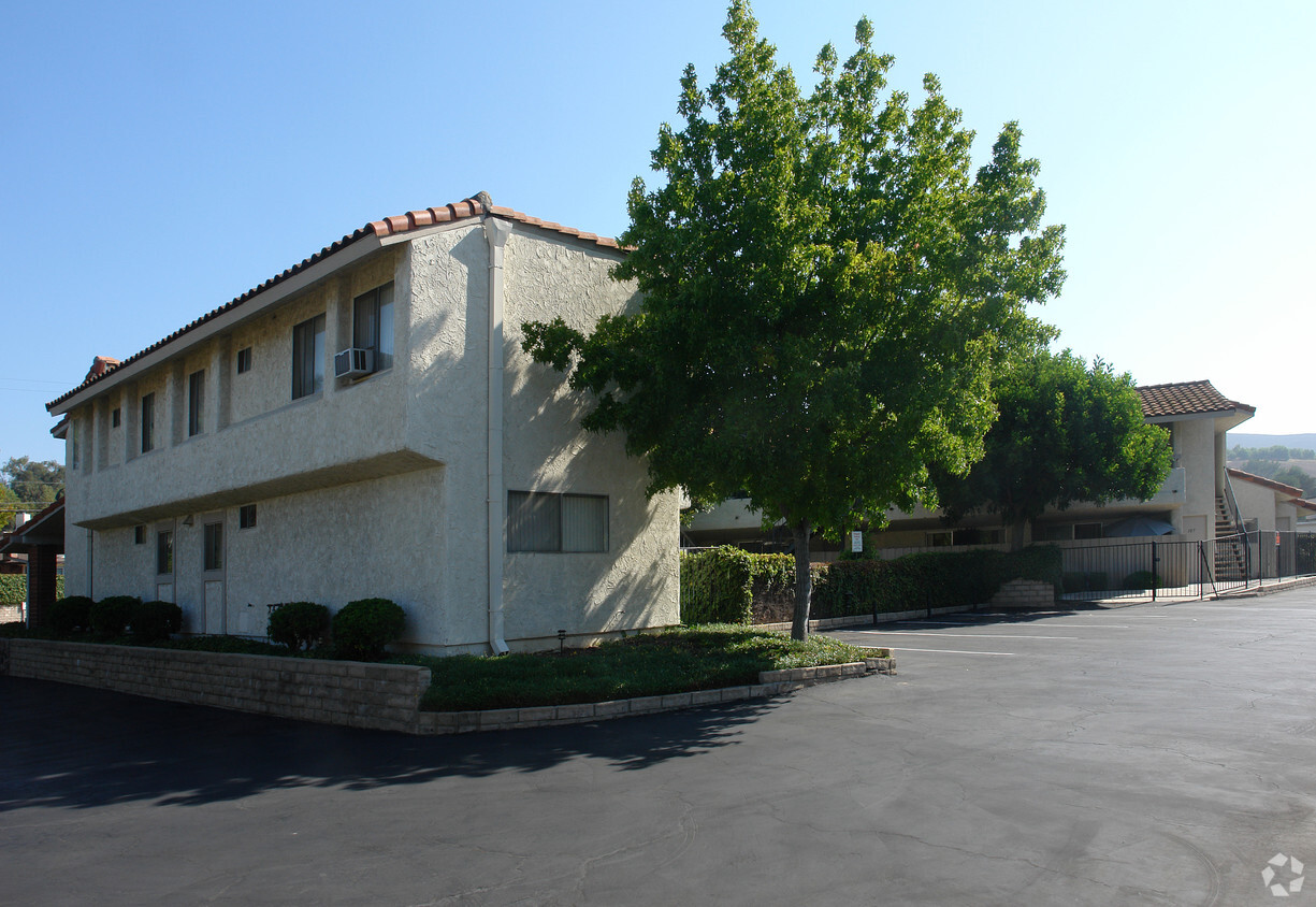 Building Photo - Oak Gardens Apartments