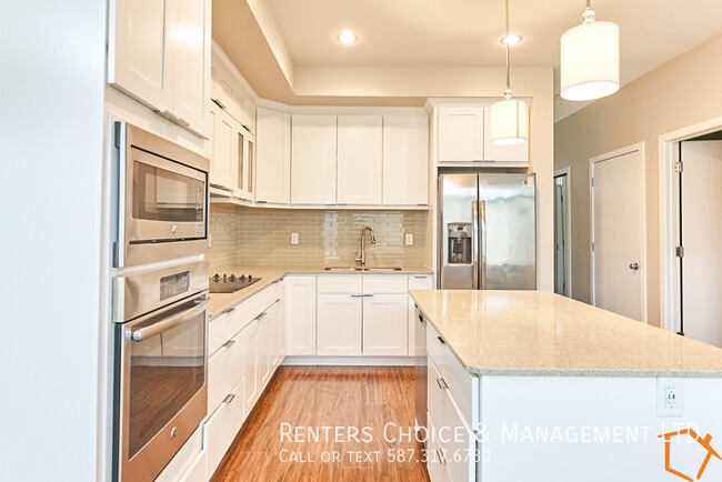 Building Photo - 3 Bedroom Townhouse With Garage