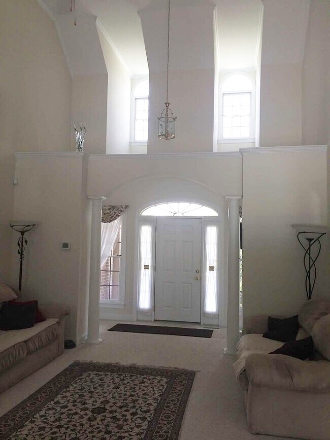 Building Photo - 4 Bedroom Rental with Saltwater Pool in Taberna