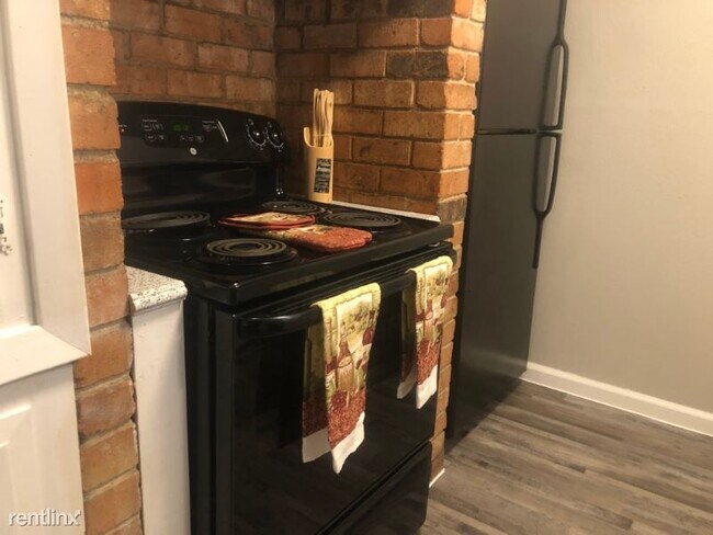 Building Photo - 1 br, 1 bath Apartment - 825  NORWOOD DR