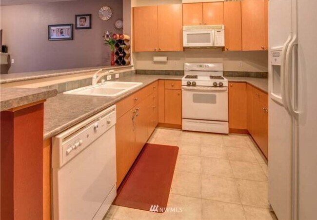 Building Photo - Spacious 3 bed townhome