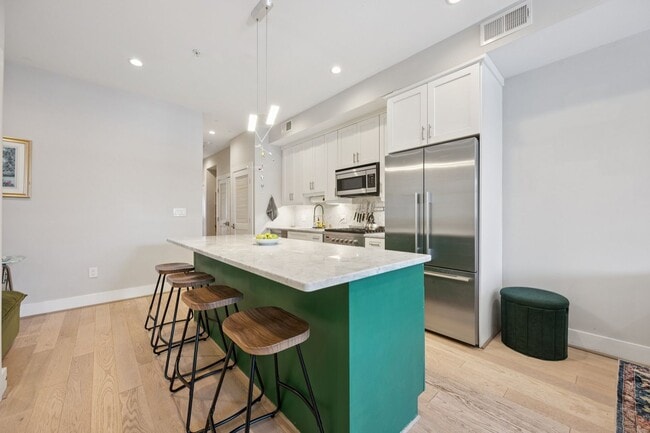 Foto del edificio - Renovated 2bed-2bath Near H-Street with Private Deck & EV Parking!