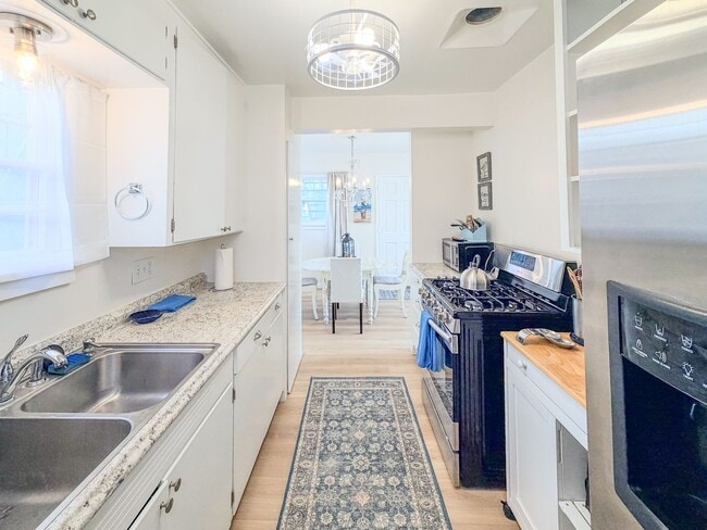 Building Photo - 1015 Bath Ln