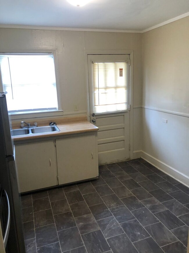 Building Photo - Charming 1 Bedroom