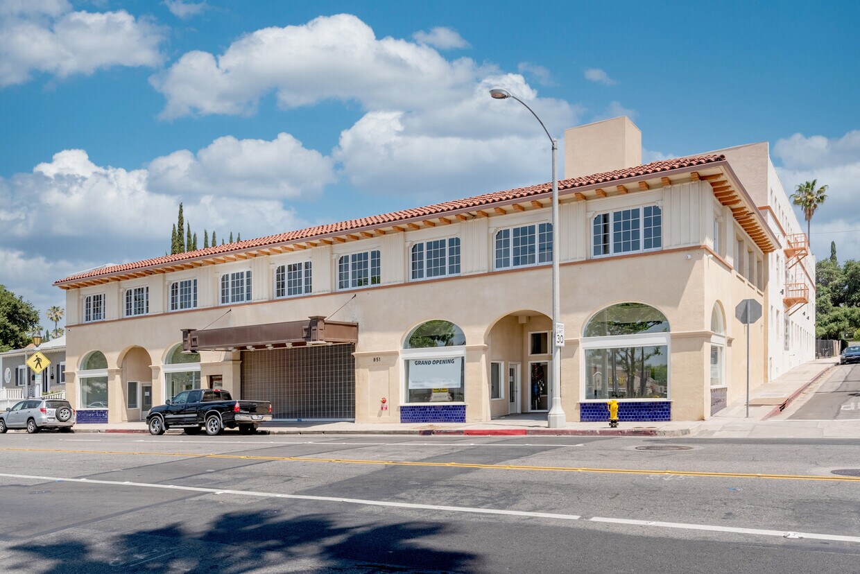 Primary Photo - 851 E Washington Blvd