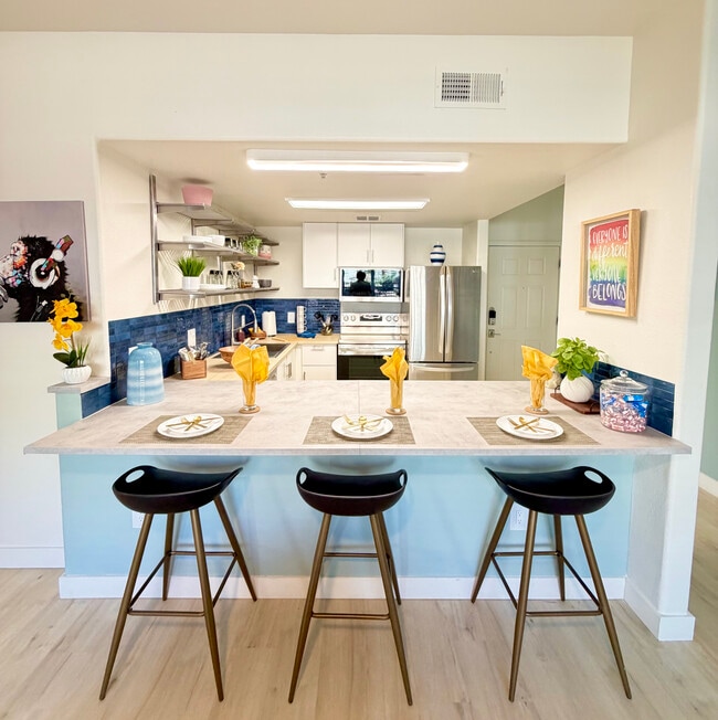 Building Photo - Stone Avenue Standard-Students Only!