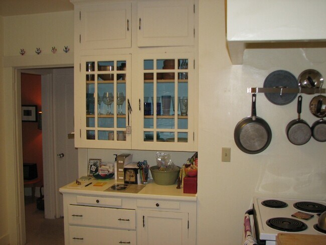 Armarios de cocina originales. - 1827 NE 11th Ave