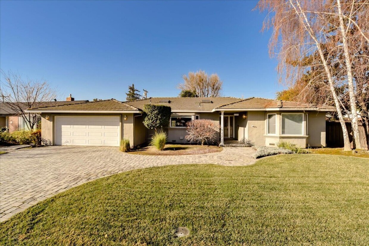 Primary Photo - 2833 Cambridge Dr