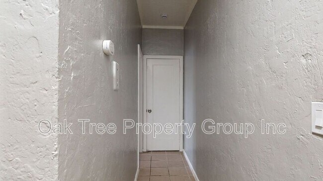 Foto del edificio - 2451 Seminary Ave