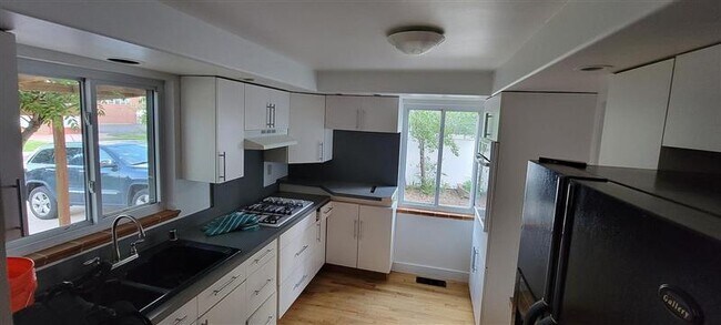Building Photo - Charming and inviting home with gorgeous a...