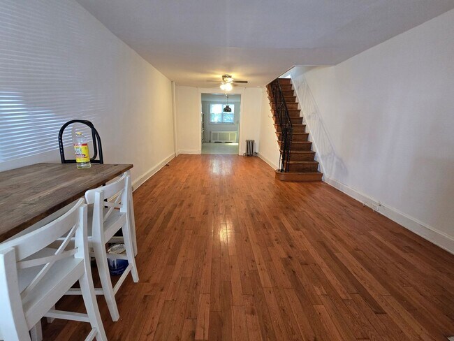 Building Photo - Bright 3 bed 1 bath MOVE IN SPECIAL