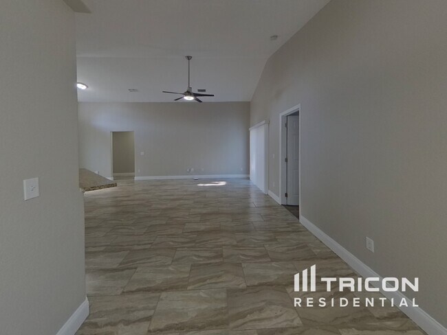 Building Photo - 2422 Island Club Way